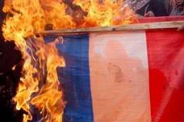 drapeau français,brule,feu